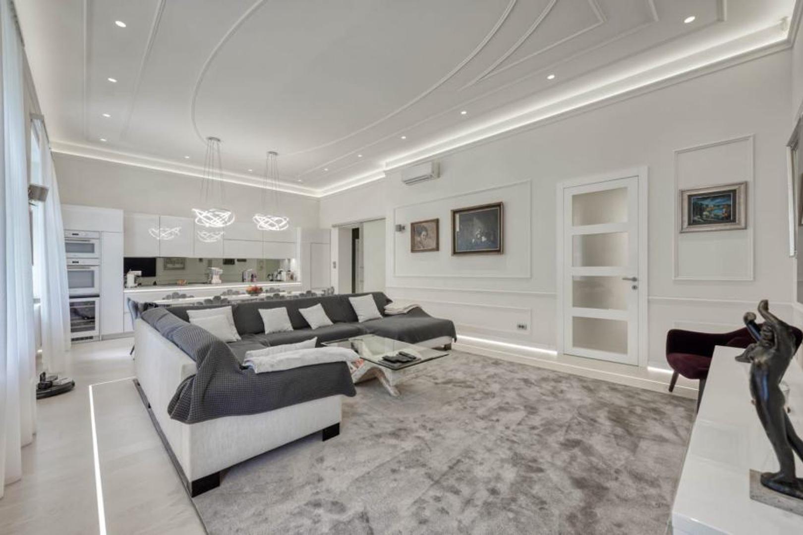 Oprema je vrhunska: Btcino prekidaci i uticnice, Sonos ozvucenje, smart house sistem. Phillips Spot light. Kamen iz Navone Taventine. Dizajnerska rasvjeta. Led rasvjeta podna i zidna , Linia Led. Dizajnerska stolarija