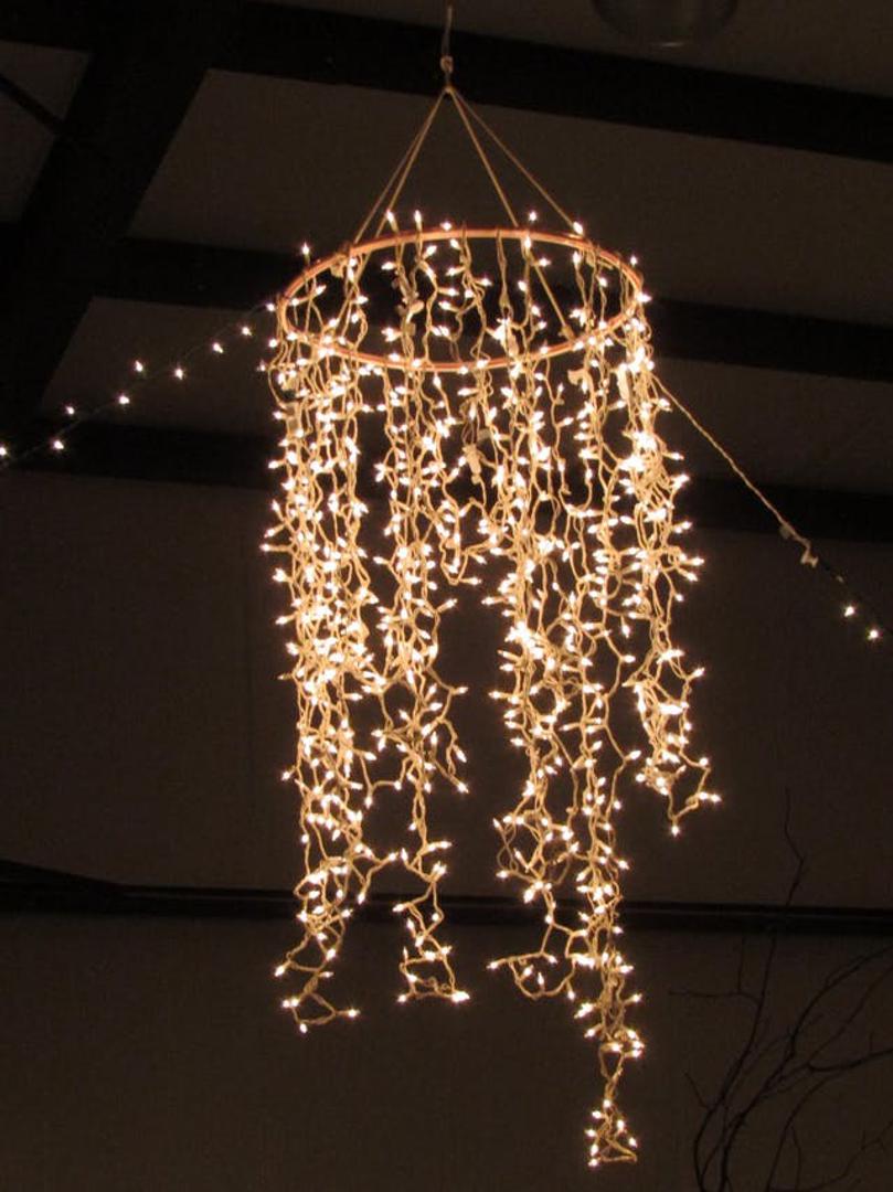 Umjesto lustera na drveni krug obijesite lampice - dobit ćete efektan ukras i odličnu atmosferu