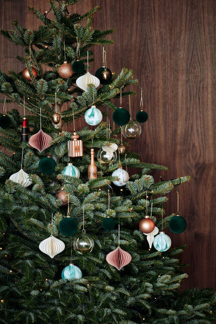 U zlatnim nijansama ne moraju biti samo klasični božićni ukrasi stoga svoje drvce ukrasite bočicama omiljenog pića ili parfema. H&M Home, 30 kn
