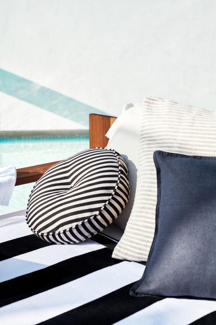 Efektni detalji poput ukrasnih jastučića najjednostavniji su način za stvaranje ljetne atmosfere