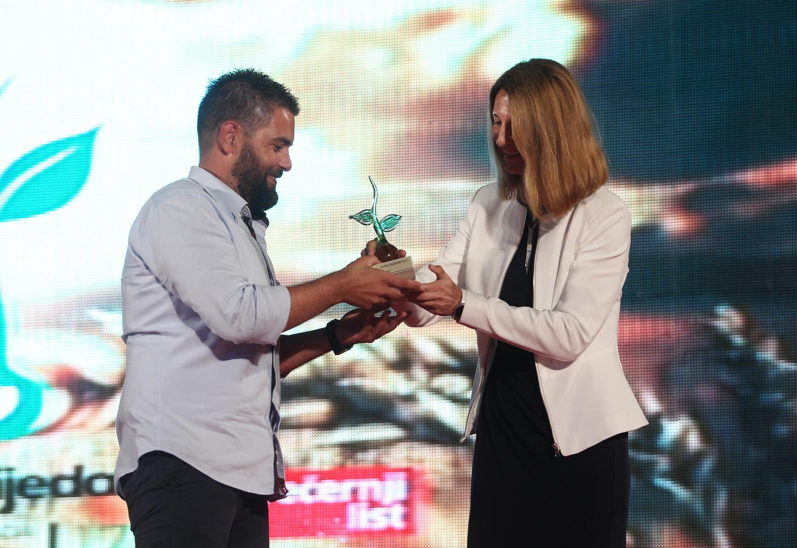 Vinar i maslinar Radoslav Županović iz Kruševa u primoštenskom zaleđu osvojio je treću nagradu – 10.000 kuna. Uručila mu ju je Tamara Perko iz HBOR-a