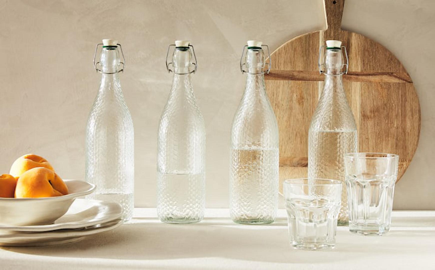 Retro inspiracija - staklene boce i čaše koje su ujedno i dobar ukras na stolu