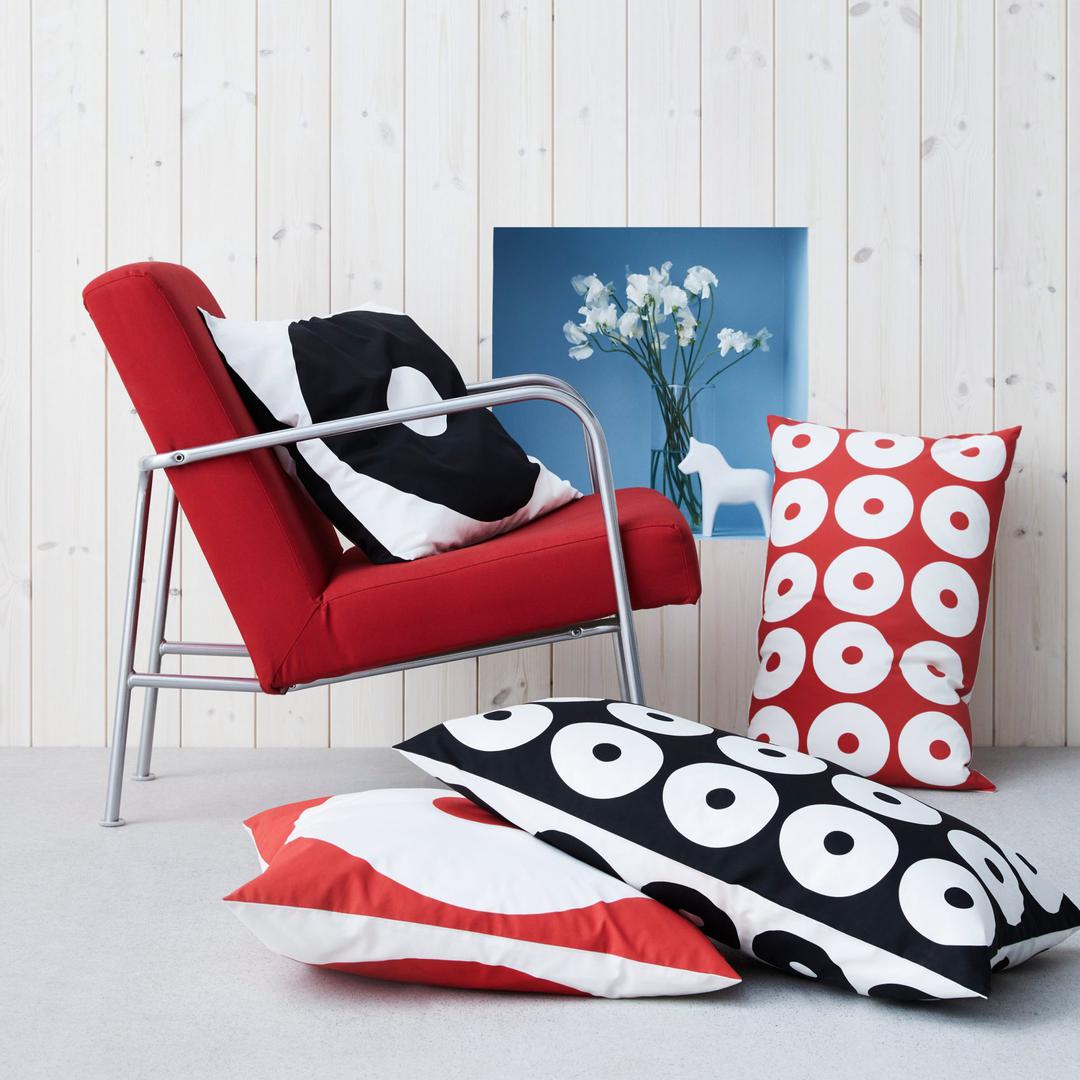 Retro fotelja obogaćene jastucima istog stila bit će vizualno središte svake prostorije