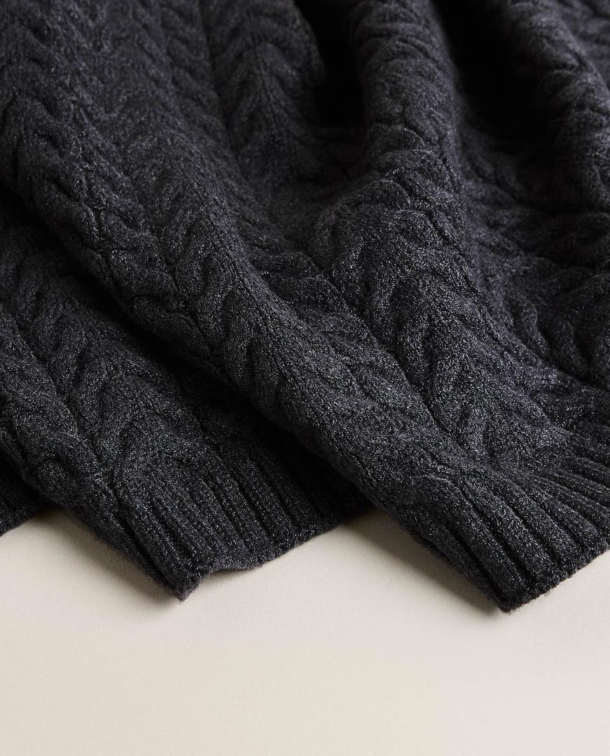 Meko pletivo, atraktivna boja i najfiniji materijal aduti su ove deke iz Zara Home-a (599 kn)