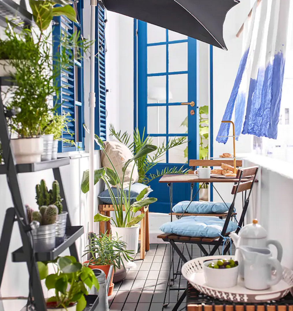 IKEA ove godine nudi brojna rješenja za male balkone, prije svega prijenosni sklopivi namještaj. Pravi hit je stolć od 149 kuna