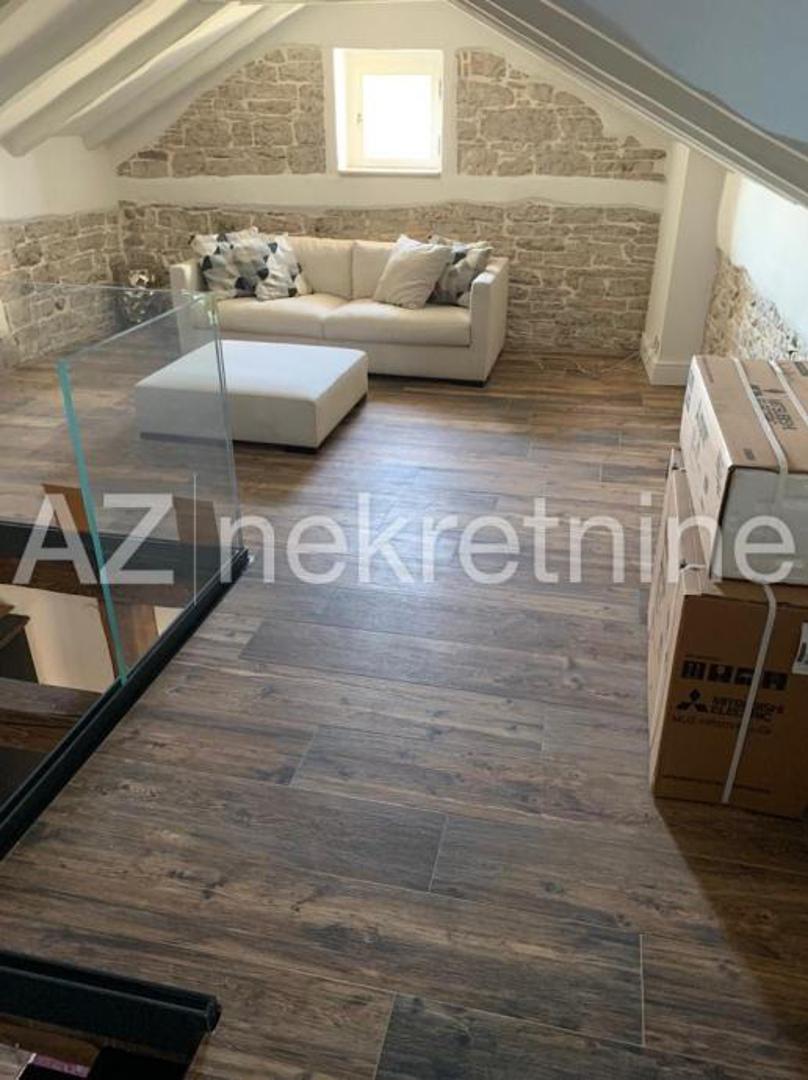Stambeni prostor površine je 232 m2, novogradnja je 279 m2, te je tu još i 517 m2 otvoreno-natkrivenih prostora