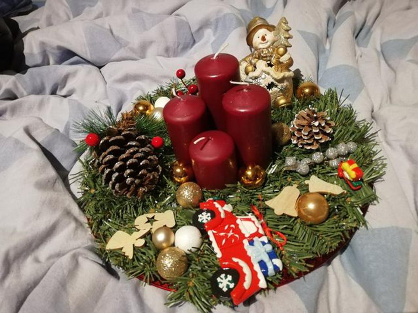 Profinjen adventski vijenac s kontrastnim svijećama
