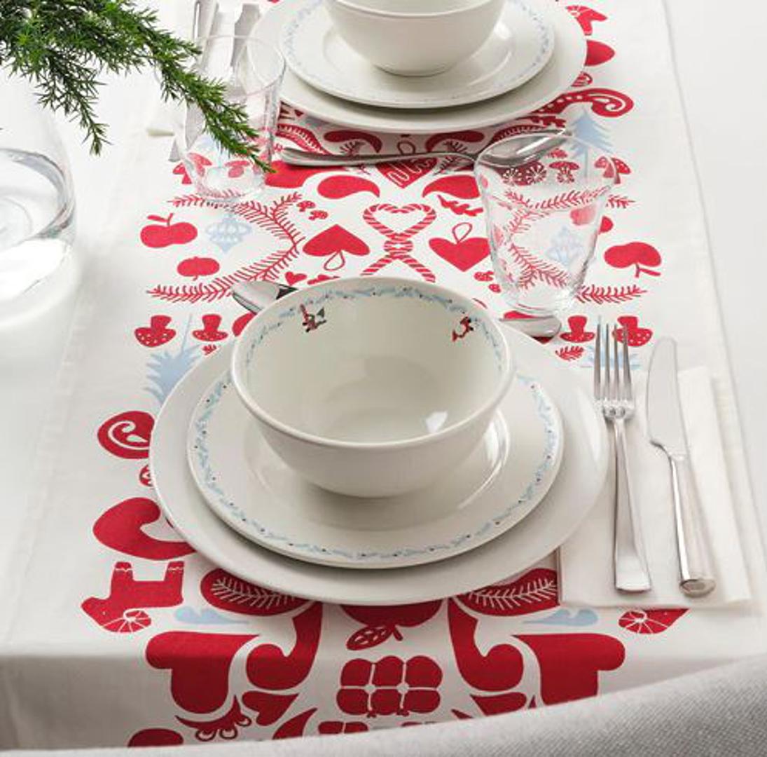 Jednostavnost blagdanskog stola postić ćete upotrebom klasičnih crveno bijelih kombinacija, a ovaj nadstolnjak malo čak i odstupa od klasičnih božićnih simbola. IKEA, 39,90 kn