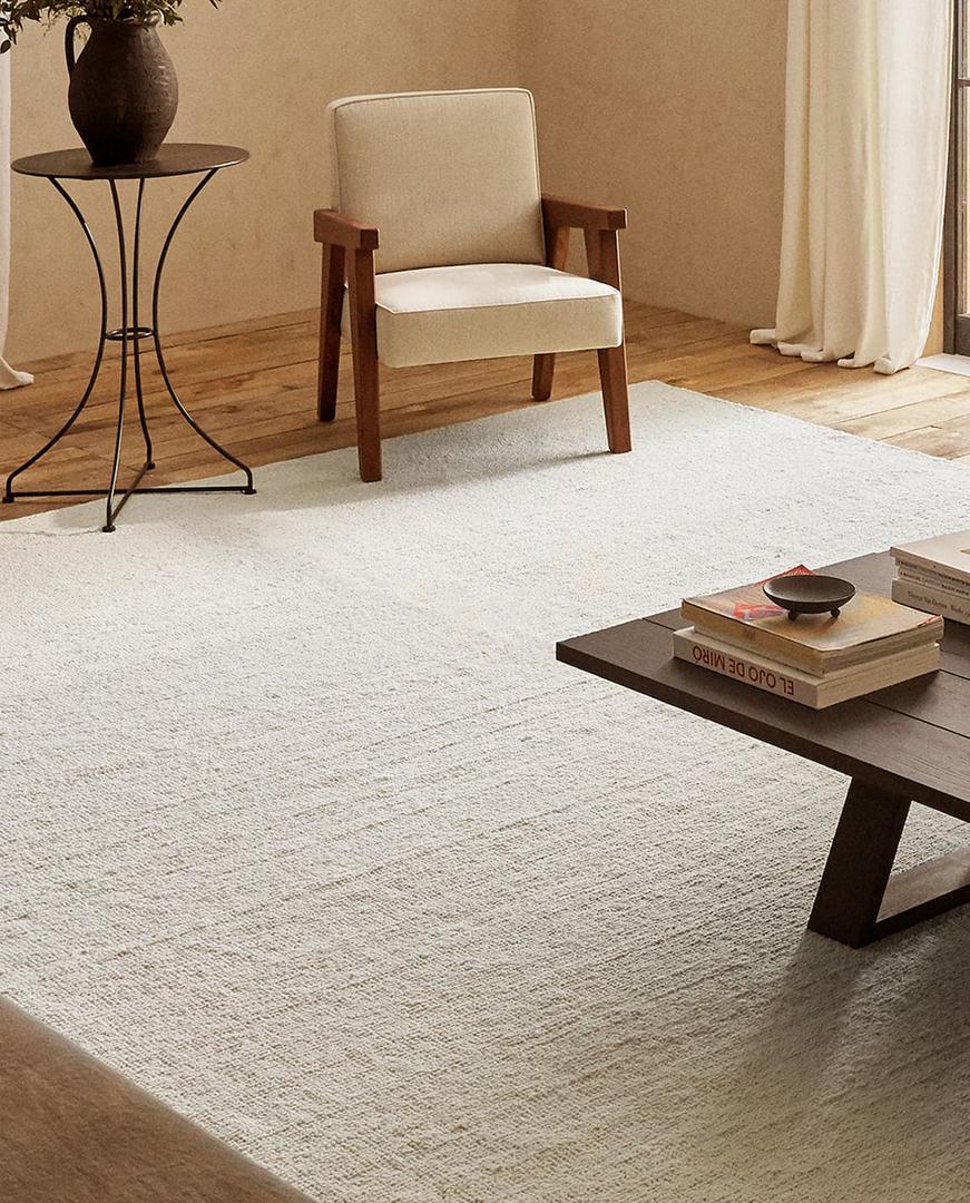  Veliki tepih često je najbolji način da osvježite dnevnu sobu, ali morate ga pravilno postaviti. Spustite tepih na pod uz kauč i naslonjače, prednje noge obavezno postavite na tepih i dobit ćete ugodan i sofisticiran prostor