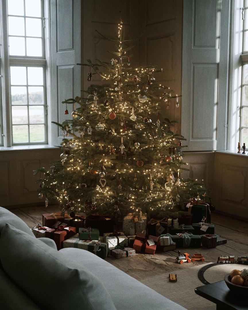 Decentno, i vrlo raskošno božićno drvce dominira dnevnim boravkom