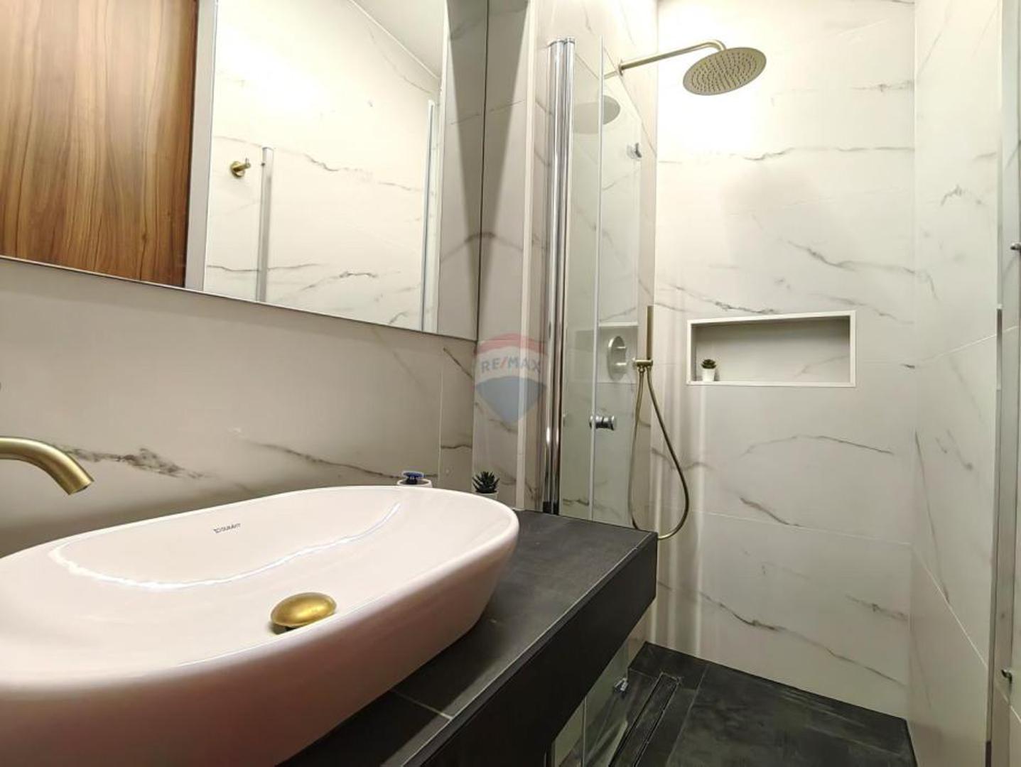 Stan sastoji se od ulaznog prostora s wc-om, kuhinje s blagovaonicom i dnevnim boravkom (open space) te spavaće sobe s kupaonicom i walk-in ormarom