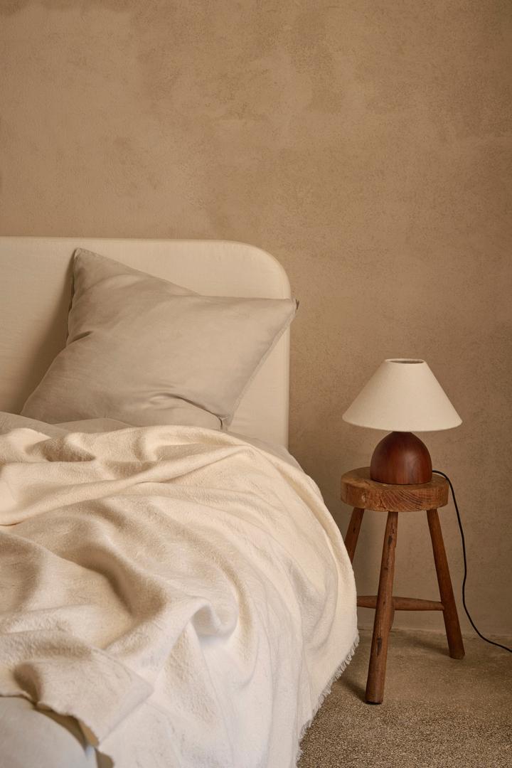 Spavaća soba uređena je jednostavno, u neutralnim tonovima s nenametljivima, ali funkcionalnim detaljima