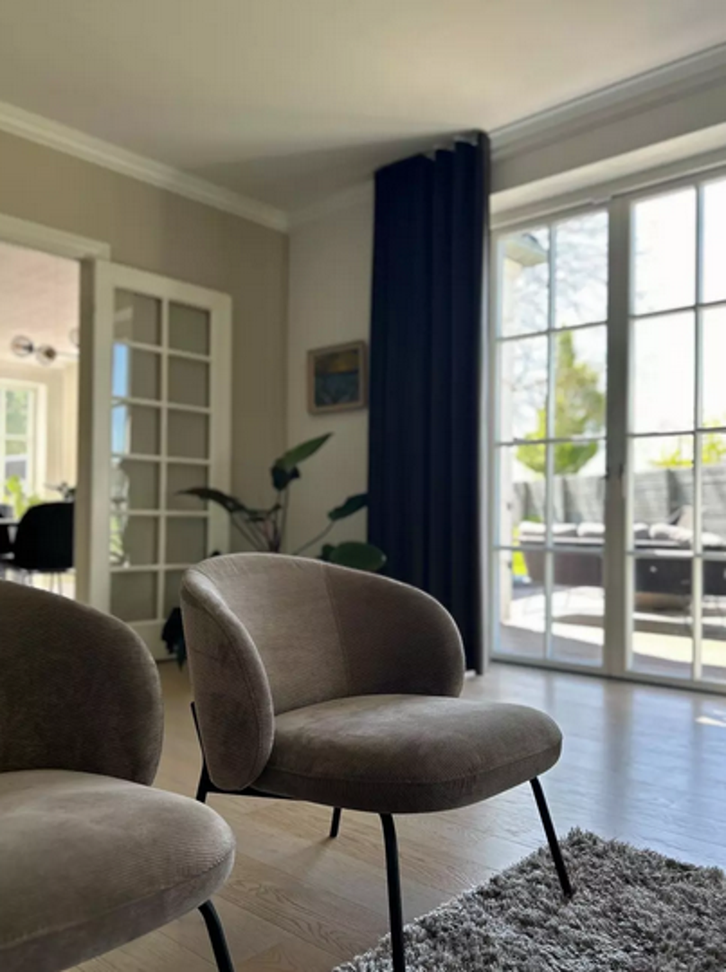 Balkonska vrata vode na veliku terasu koja još čeka na detaljno uređenje