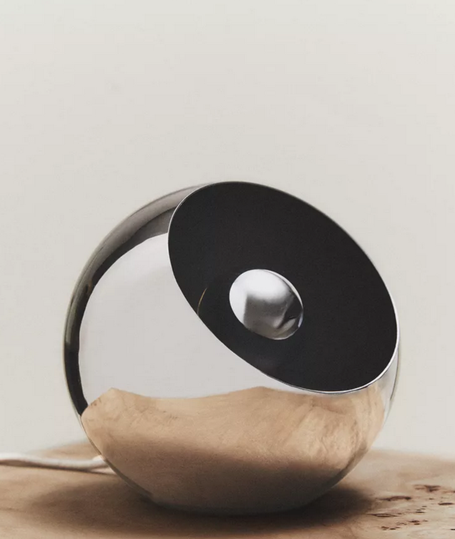 Ako se volite igrti formama i oblicima, lampa u formi sfere bit će pun pogodak