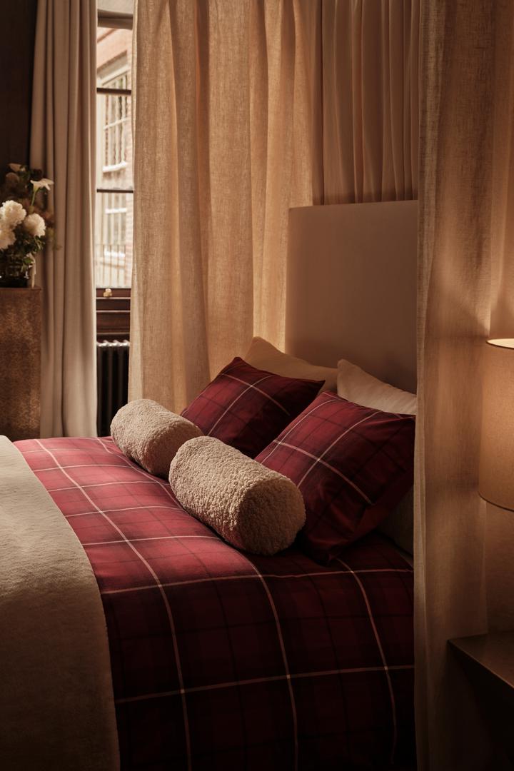 Kad su u pitanju ukrasi, nježne bež, taupe i karamel nijanse stvaraju profinjenu kulisu za božićno drvce. 