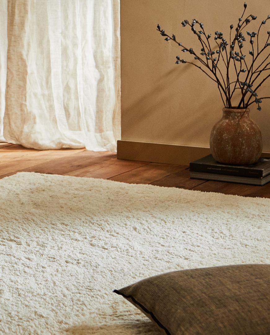 Za postizanje tople i ugodne atmosfere u spavaću sobu dodajte mekani tepih. Kad ćete hodati bosi bit ćete zahvalni sami sebi na tom potezu