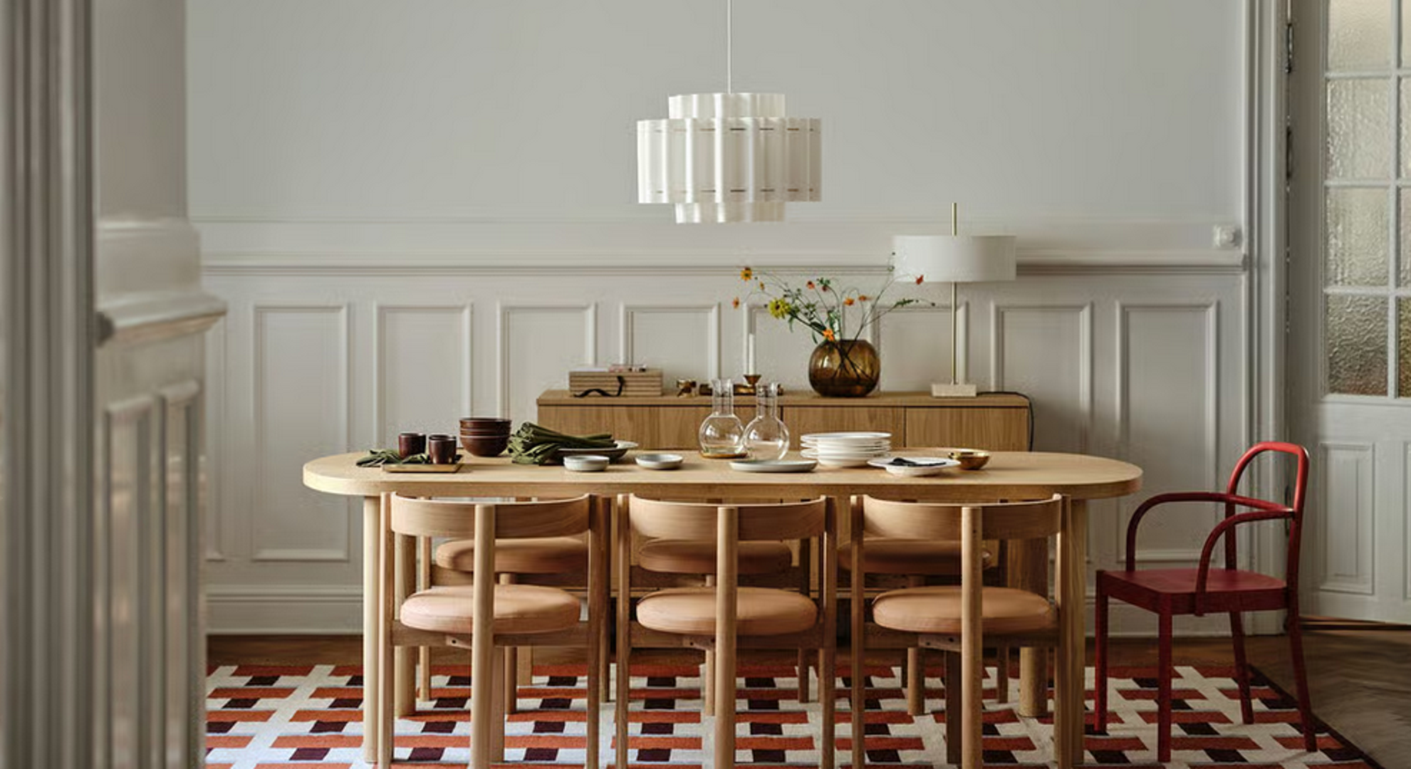 Materijali su u središtu pozornosti: Kombinirajući ručno izrađene tehnike poput ručno tkanih tepiha i puhanog stakla s prirodnim materijalima poput bora, hrasta, kože i ratana, rezultat je kolekcija koja je stvorena da lijepo stari