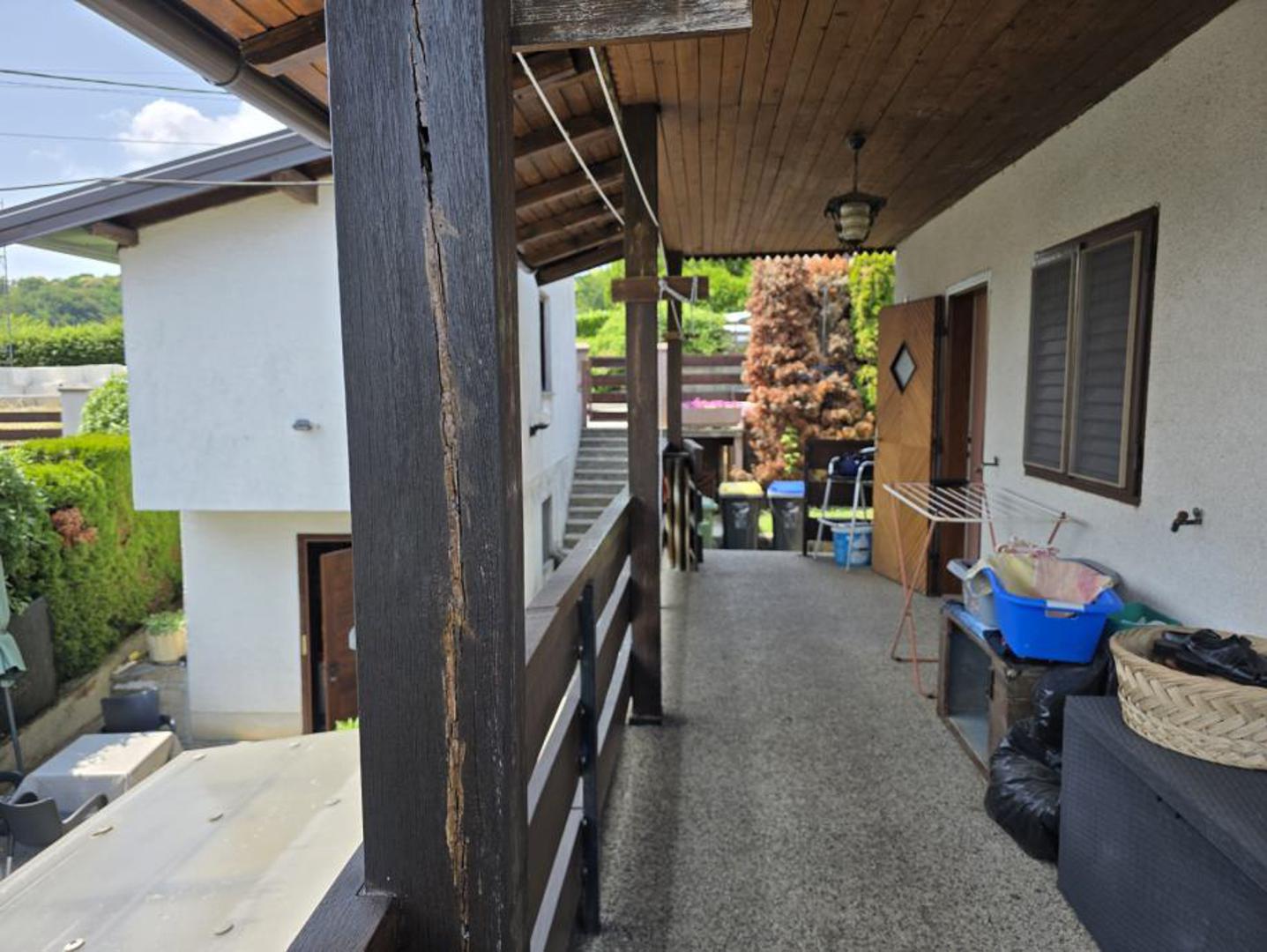 Pomoćni objekt je garaža s radionicom. Novo krovište napravljeno 2020 godine. Grijanje: plinsko etažno centralno i kamin na drva. 