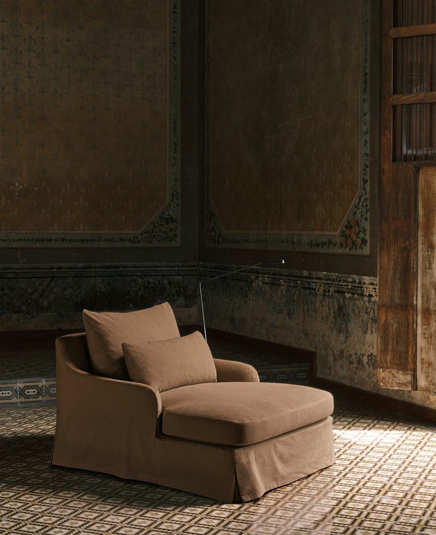 Kontrast modernog i tradicionalnog najbolje je vidljiv na ovoj fotelji koja se pretvara u krevet jednim potezom