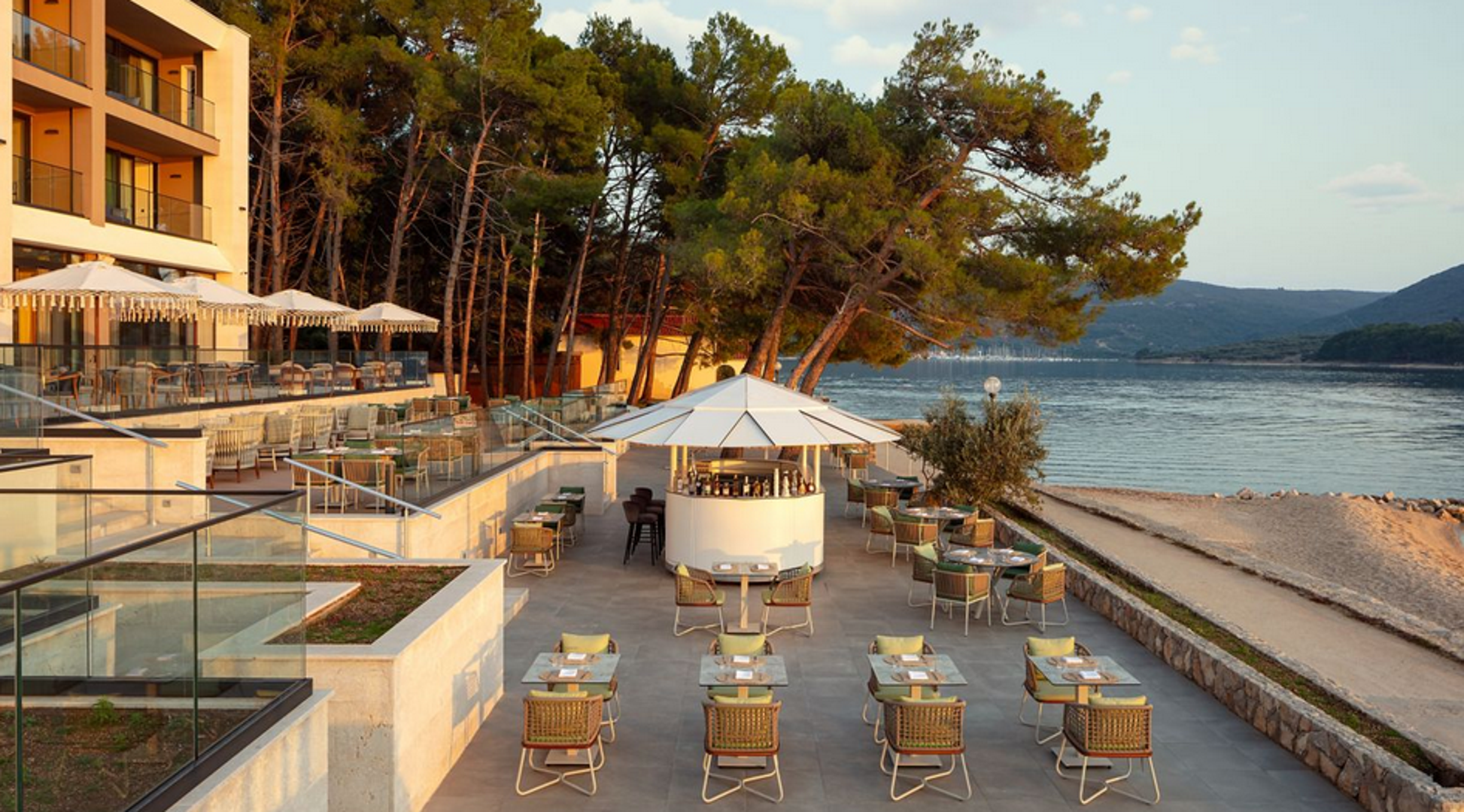 U središtu hotelske ponude nalazi se restoran Moise koji nudi jelovnik temeljen na lokalnim sastojcima.