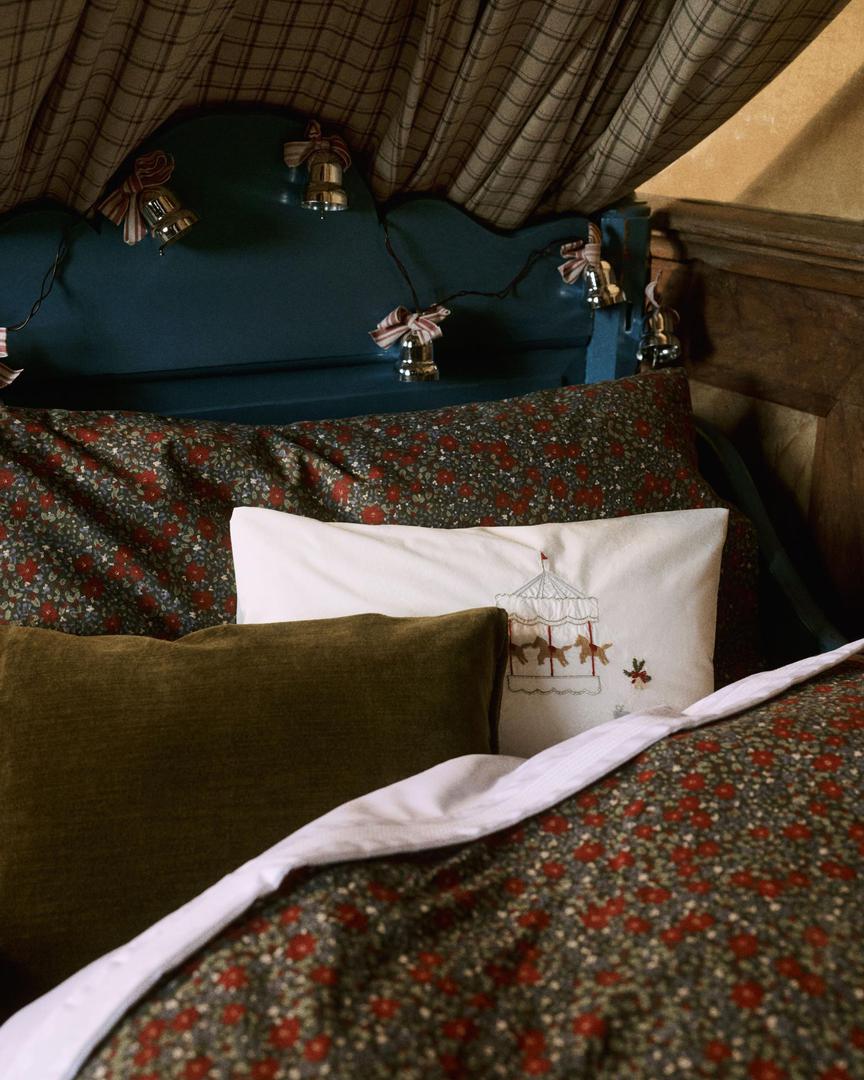 Blagdanska posteljina i jastučnice za ukrasne jastučiće najlakši su način za unošenje blagdanske atmosfere u dom