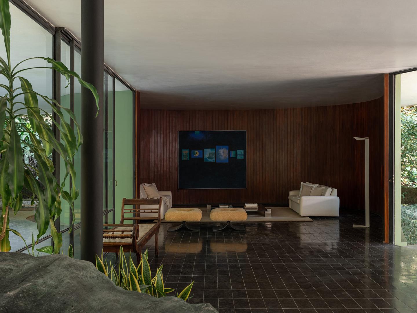 Kuća je impresivan primjer moderne brazilske arhitekture koja kombinira zakrivljene linije i asimetrične volumene