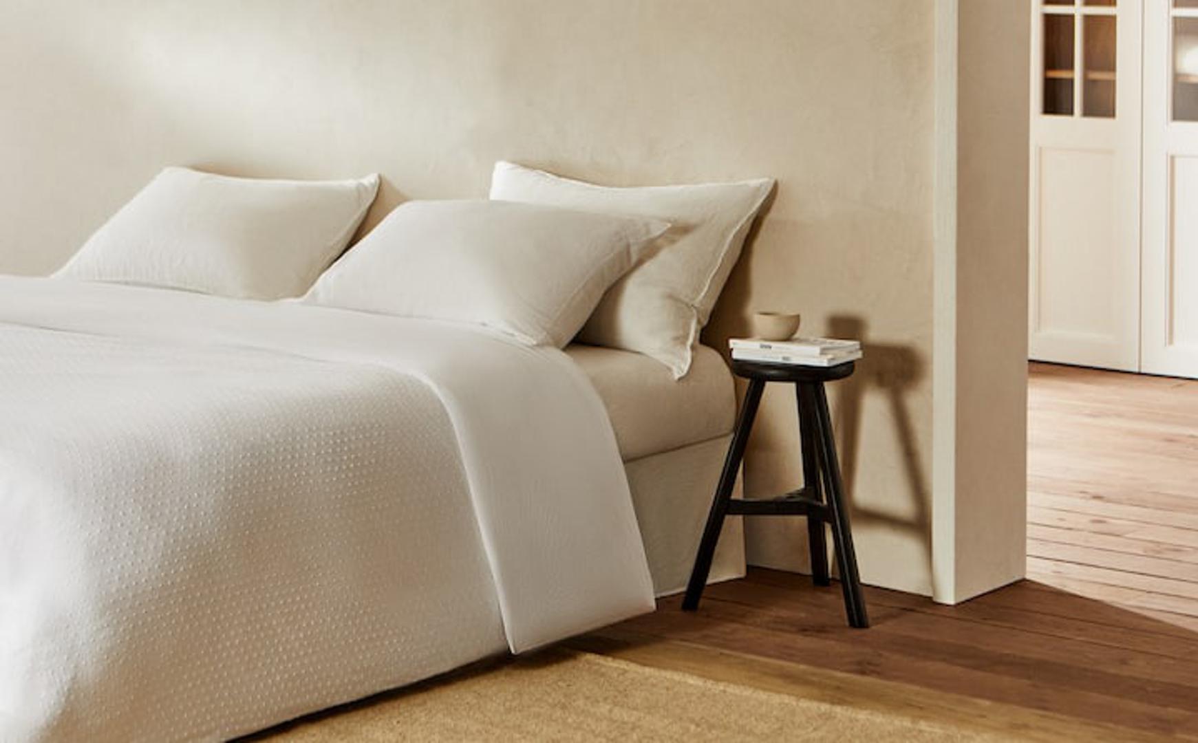 Bijela posetljina super je izbor za jednostavno uređene spavaće sobe