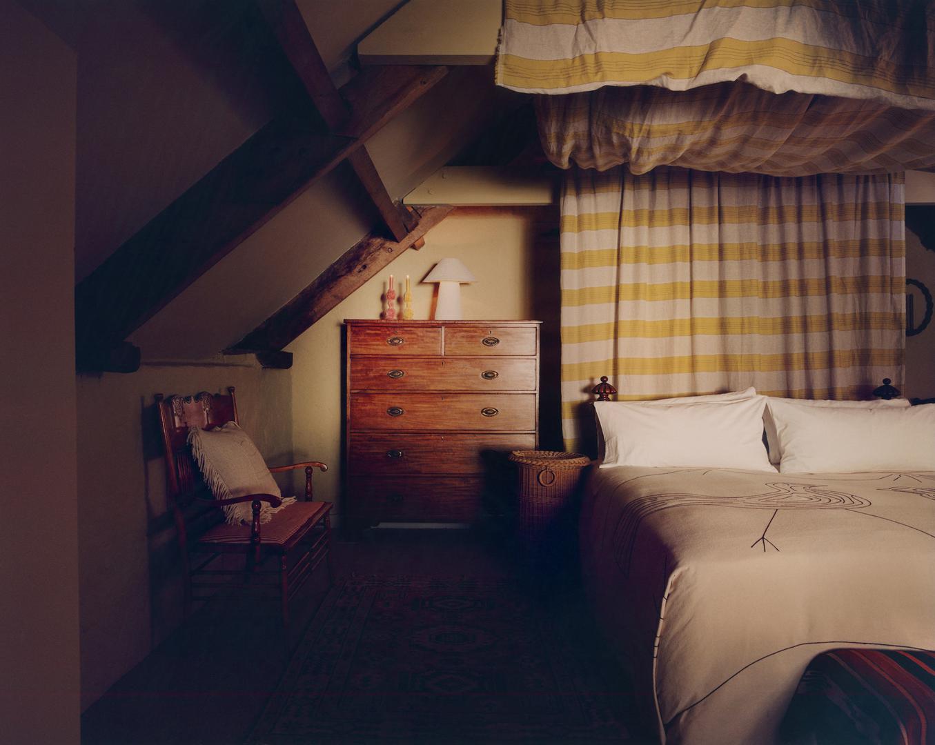 Spavaća soba vlasnika smještena je u potkrovlju pa su morali pažljivo promišljati o iskoristivosti svakog centimetra prostora