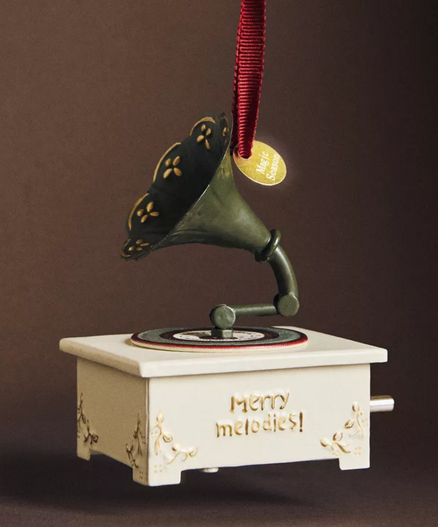 Zanimljiv i drugačiji ukras za drvce privukao je i brojne influencere koji su ga uklopili u svoj blagdanski dekor