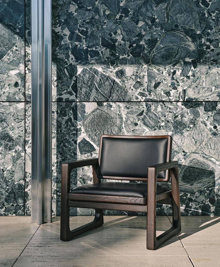 Bezvremenska funkcionalnost i ergonomska udobnost definiraju Lounge Chair 03, koja ovoj kolekciji pruža organički senzibilitet. Izdržljivi drveni okvir i kompaktna silueta u blagom su kontrastu s raskošnom kožnom unutrašnjosti bogato ispunjenih kožnih jastuka, a zajedno stvaraju senzualan osjećaj obavijenosti. 