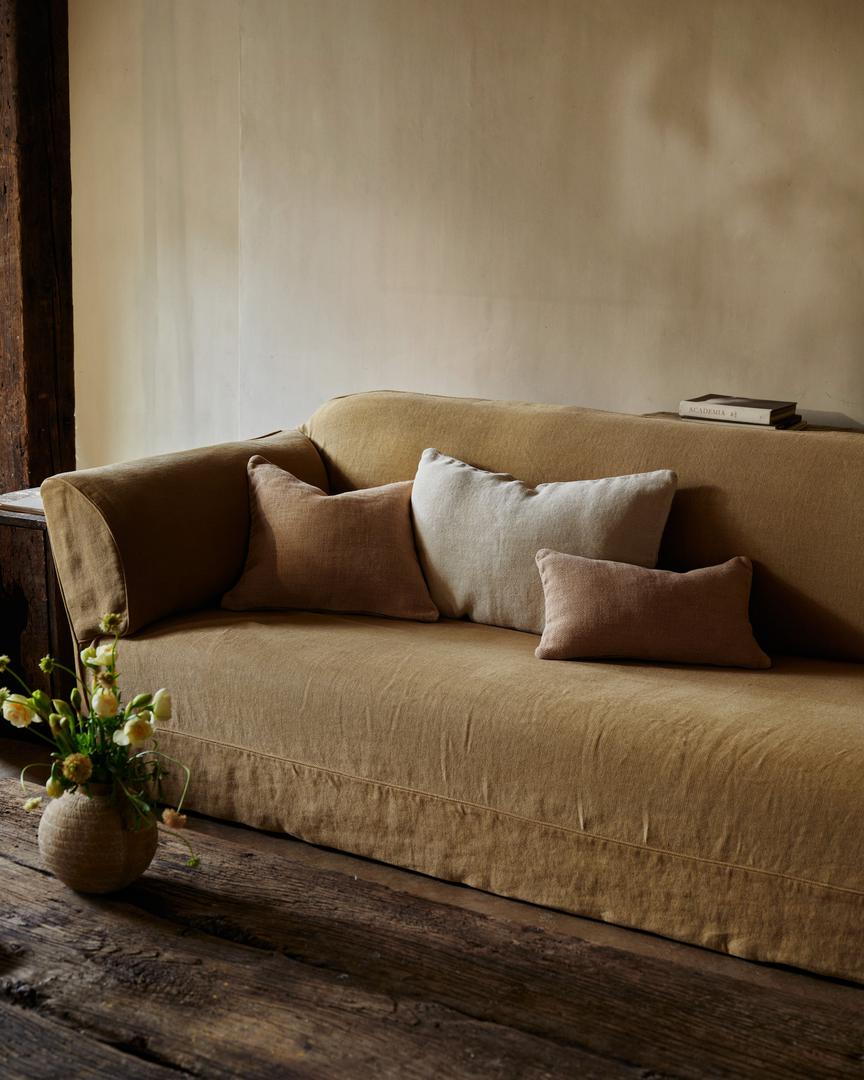 Mekani jastuci različitih boja i dimenzija odlično će se nadopuniti s kaučem