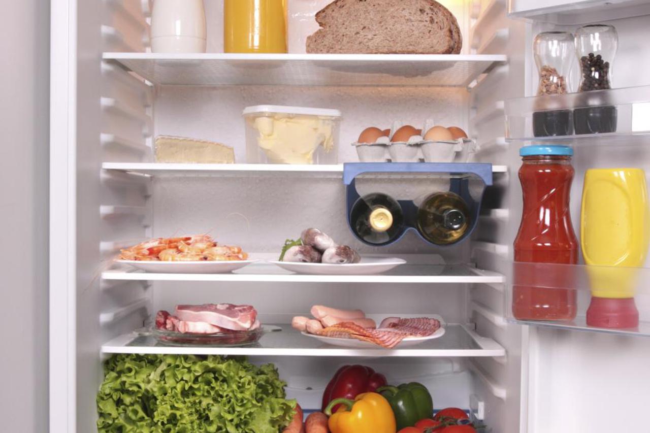Хранение готовой пищи. Проддуктыв холодильнике. Холодильник с продуктами. Полный холодильник продуктов. Холодильник с едой.