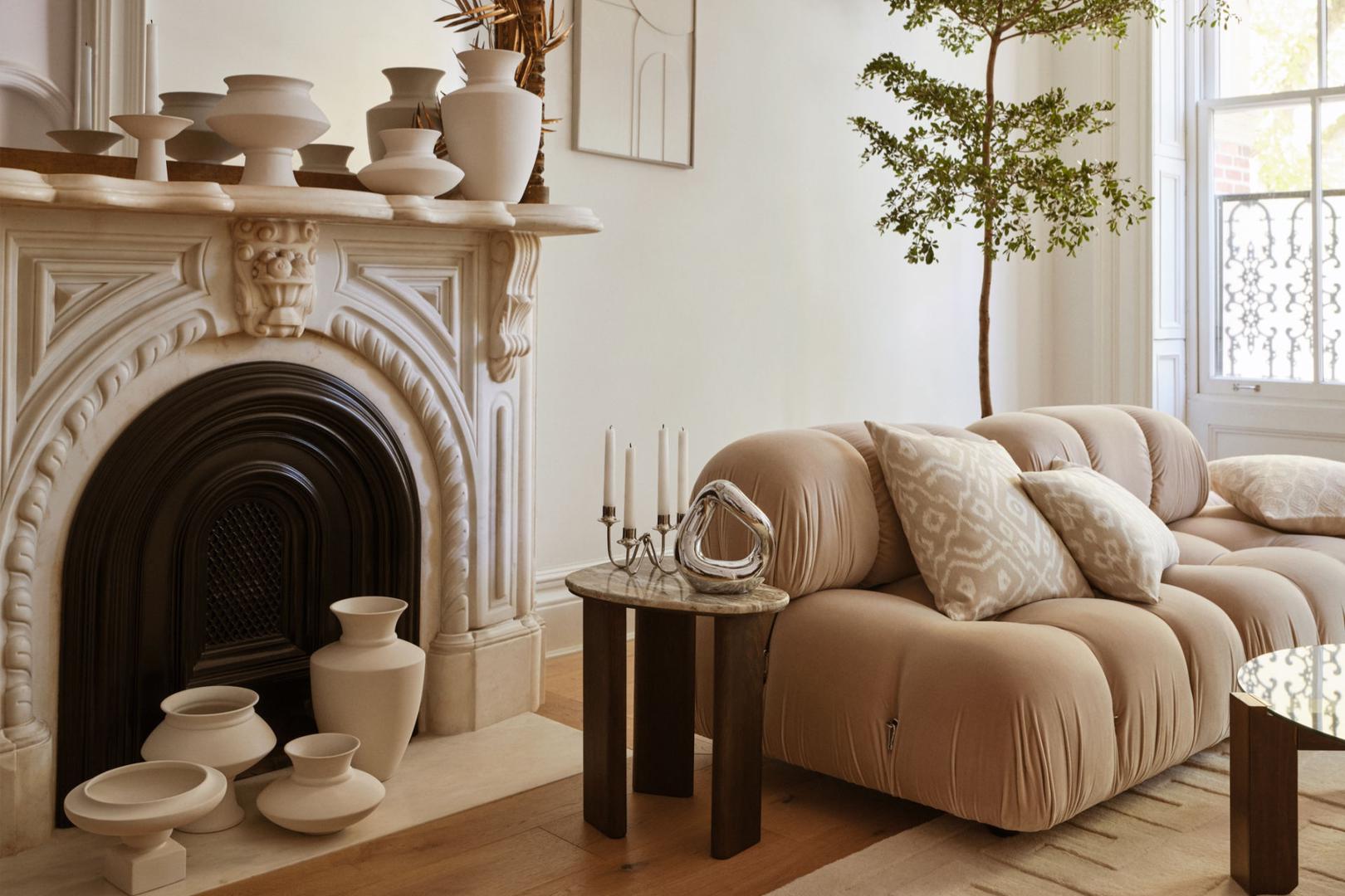 Brend za opremanje doma H&M Home već ima proljetnu kolekciju, a kako ona izgleda pokazali su na primjeru nedavno adaptiranog starog građanskog stana. Sitni namještaj, rasvjeta, detalji, prije svega raskošne vaze, i tekstili odličnih uzoraka čine okosnicu ove kolekcije