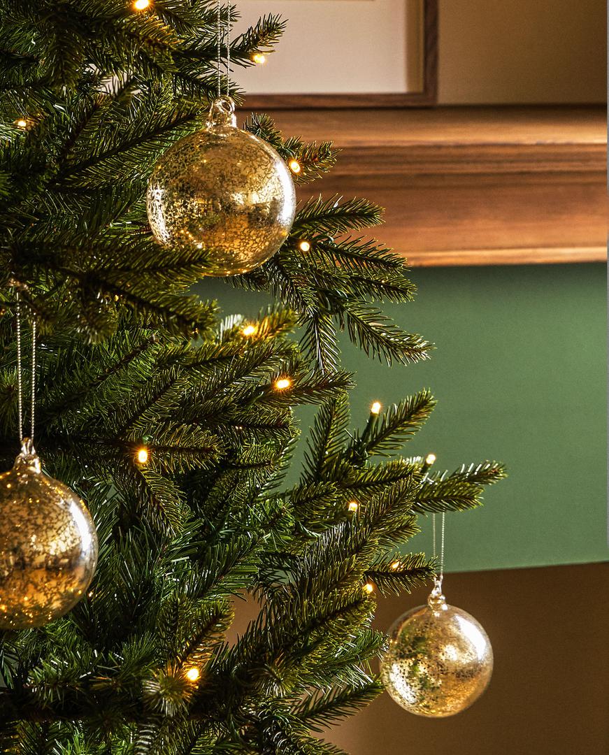 Božićne kuglice pravo su umjetničko djelo s isprskanim zlatnim detaljima. Zara Home, 39 kn