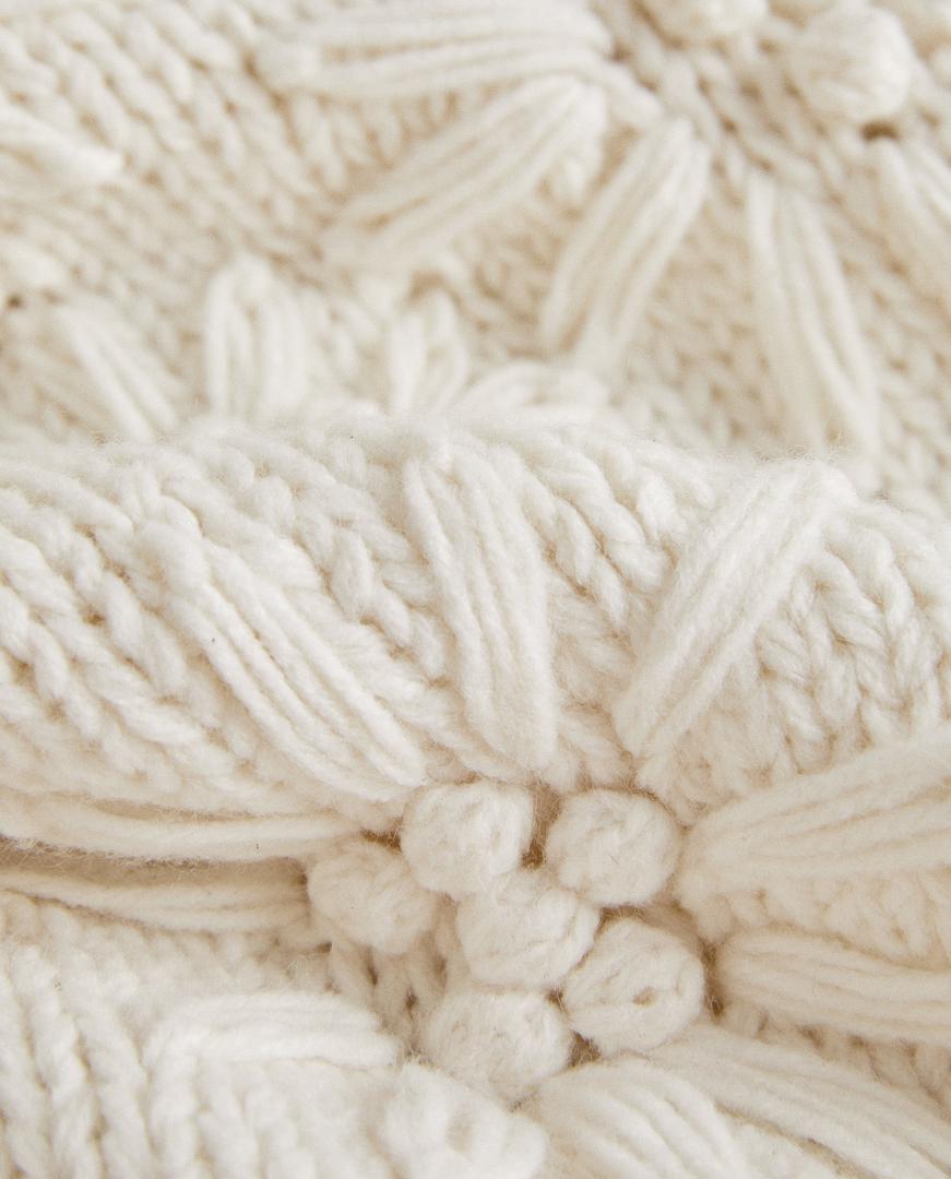 Za ljubitelje romantike odličan izbor je bijela pletena deka, Zara Home 599 kn