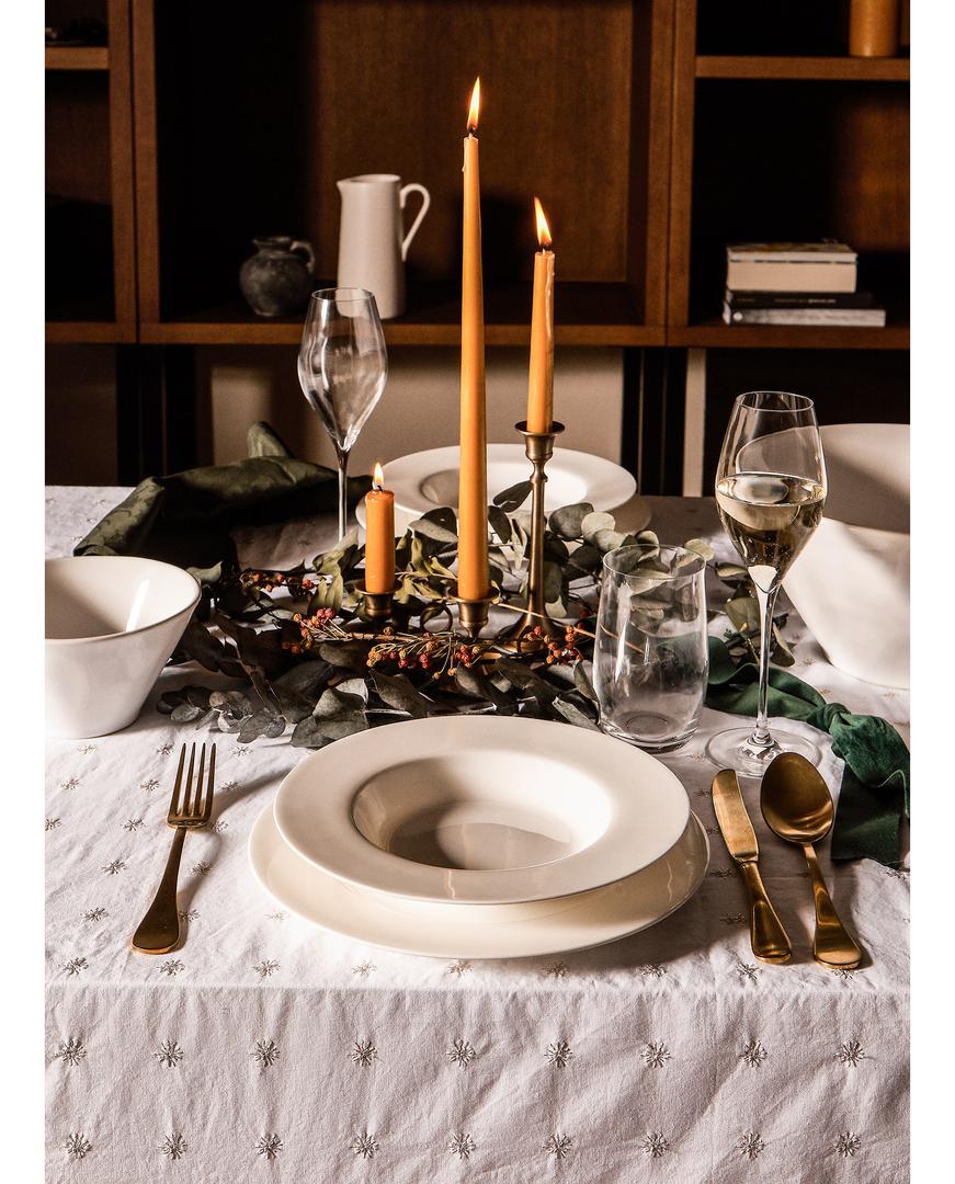 Kako bi istaknuli predivne dekoracije, neka stolnjak bude bijele boje. Zara Home, 459 kn