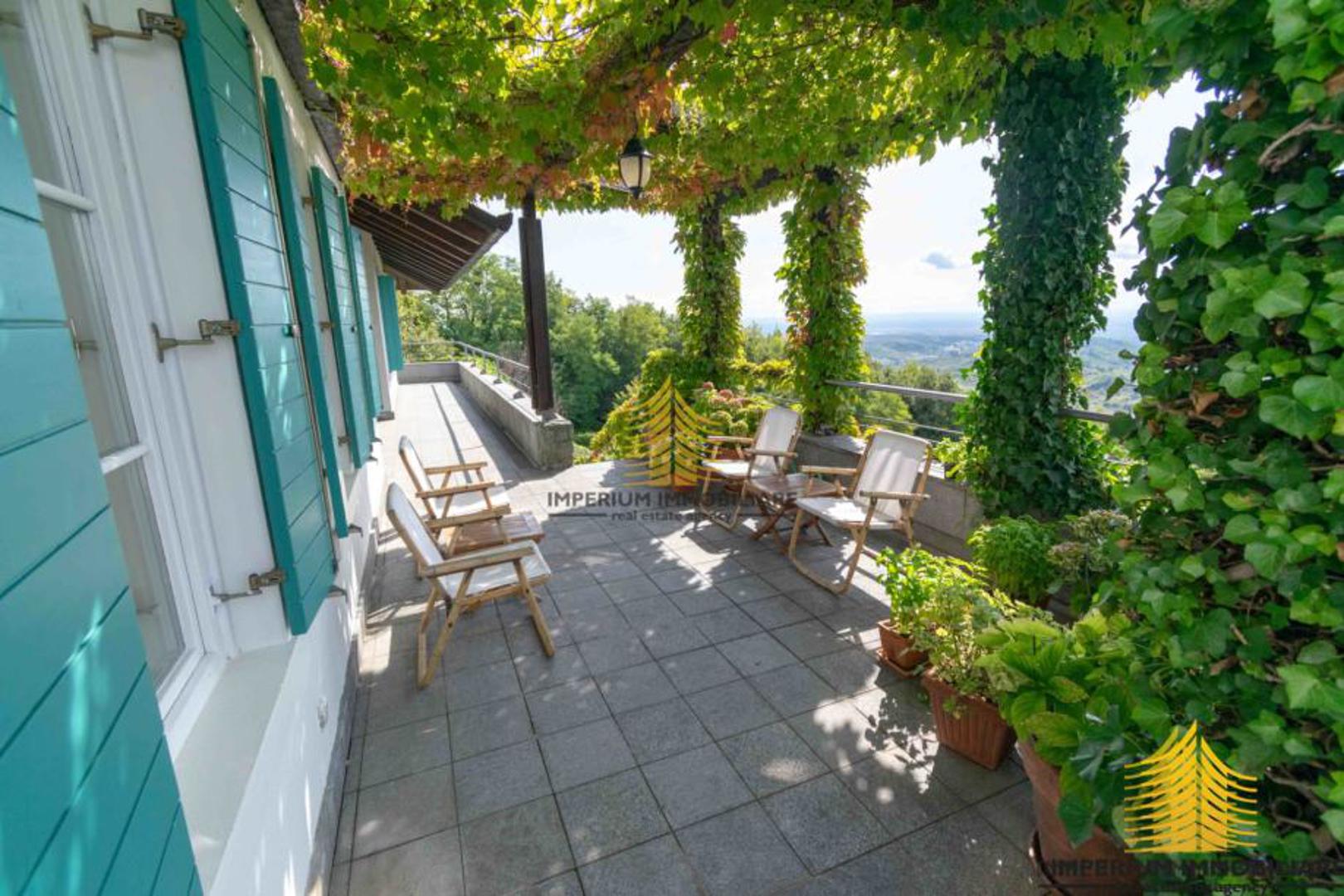 Zahvaljujući višestrukoj orijentaciji (sjever, jug, istok, zapad, jugoistok, jugozapad, sjeveroistok, sjeverozapad), prostori su ispunjeni prirodnim svjetlom tijekom cijelog dana.