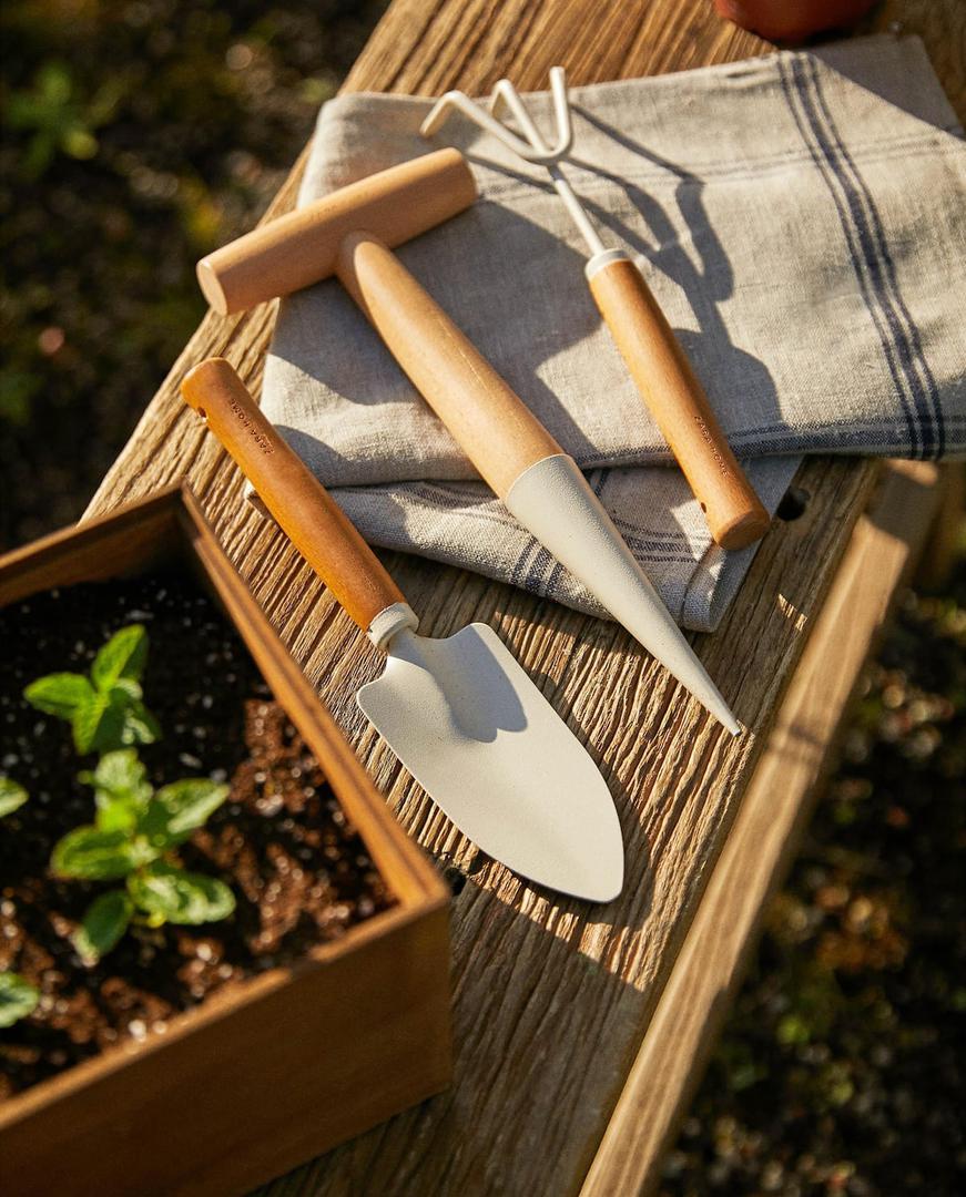 Osnovi set za urbane vrtlare uključuje sve potrebne alate i zgodu drvenu kutiju za njihovu pohranu