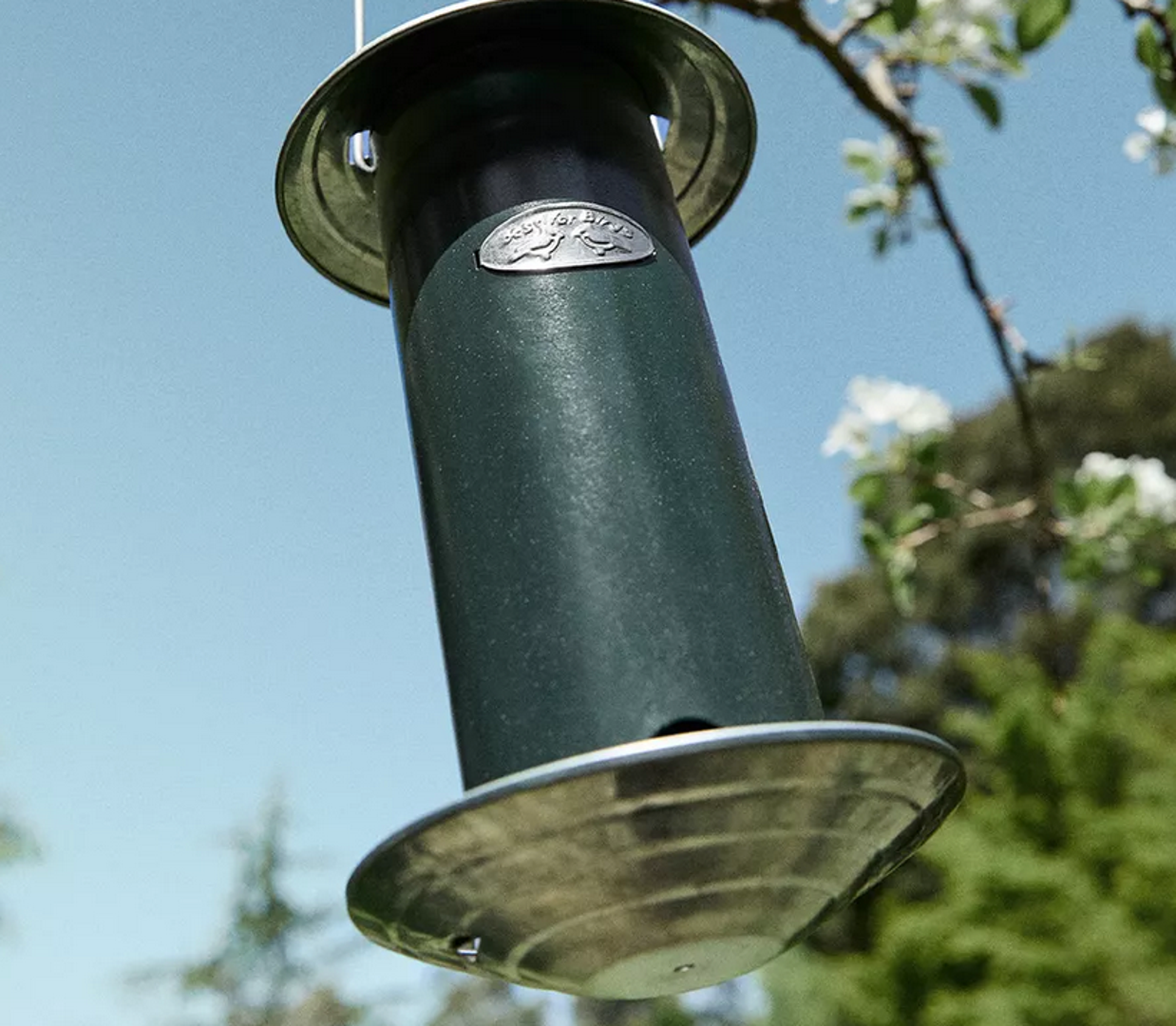 Metalna hranilica za ptice odličan je detalj u vrtu, cijena je 21,99 eura