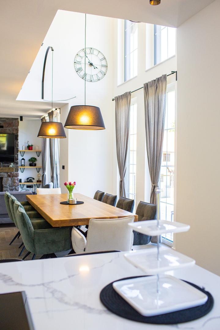 Zimi prostor oživljava zahvaljujući skijalištu i sanjkalištu Čelimbaša koje se nalazi na samo 5 minuta udaljenosti, a šuma oko kuće pruža mir koji je za mnoge razlog dolaska u Gorski kotar. 