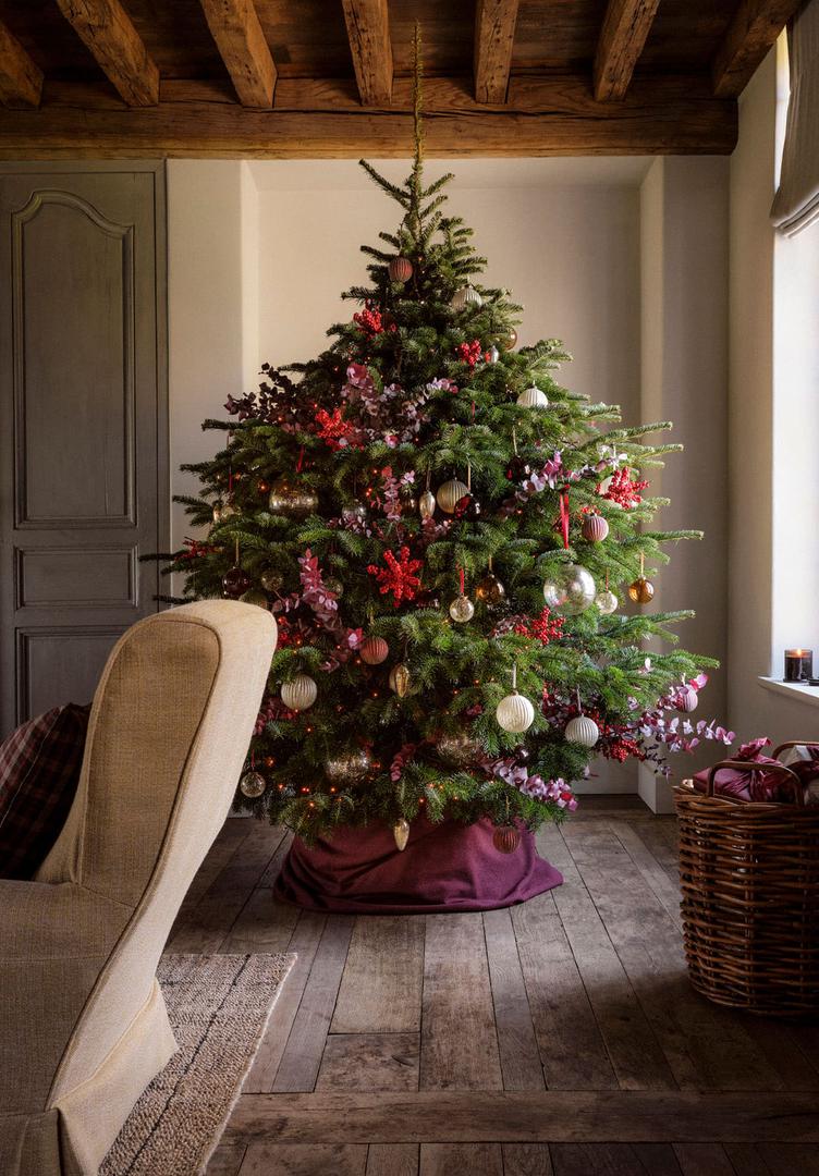 Raskošno božićno drvce spaja ljubičaste i crvene detalje
