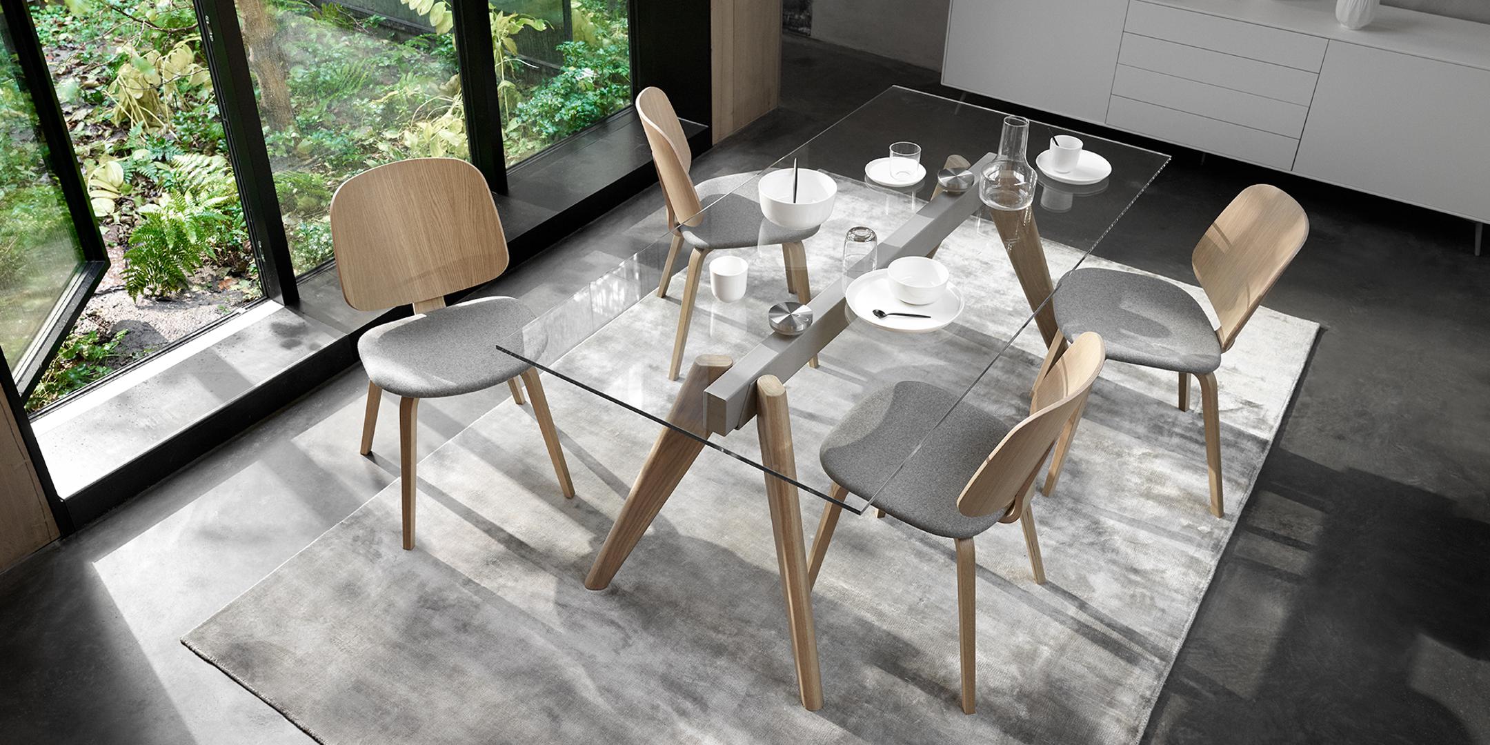 Stakleni stol i drveni stolci uklopit će se u moderne i klasične interijere