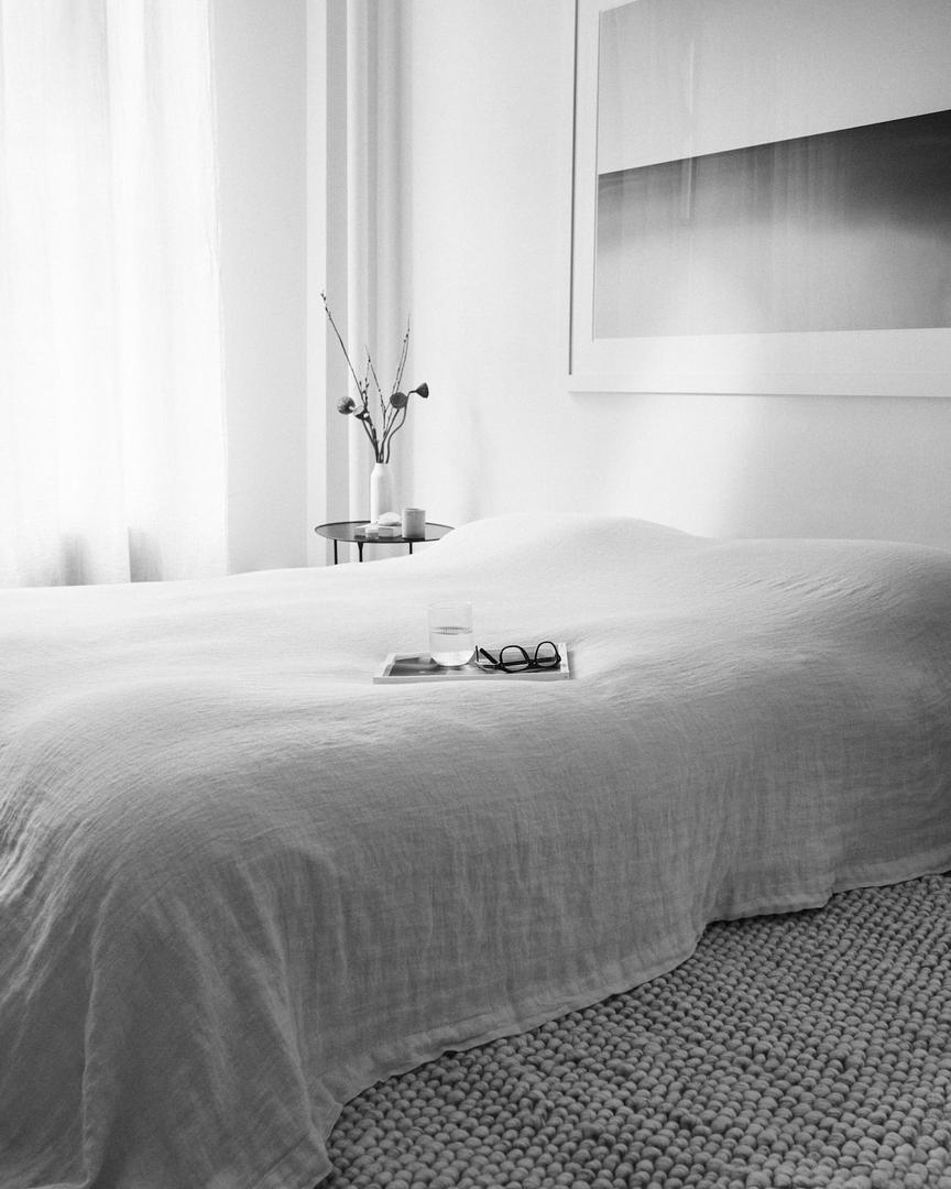 Spavaća soba uređena je u minimalističkom stiliu, s pomno odabranim detaljima iz nove Zara Home kolekcije