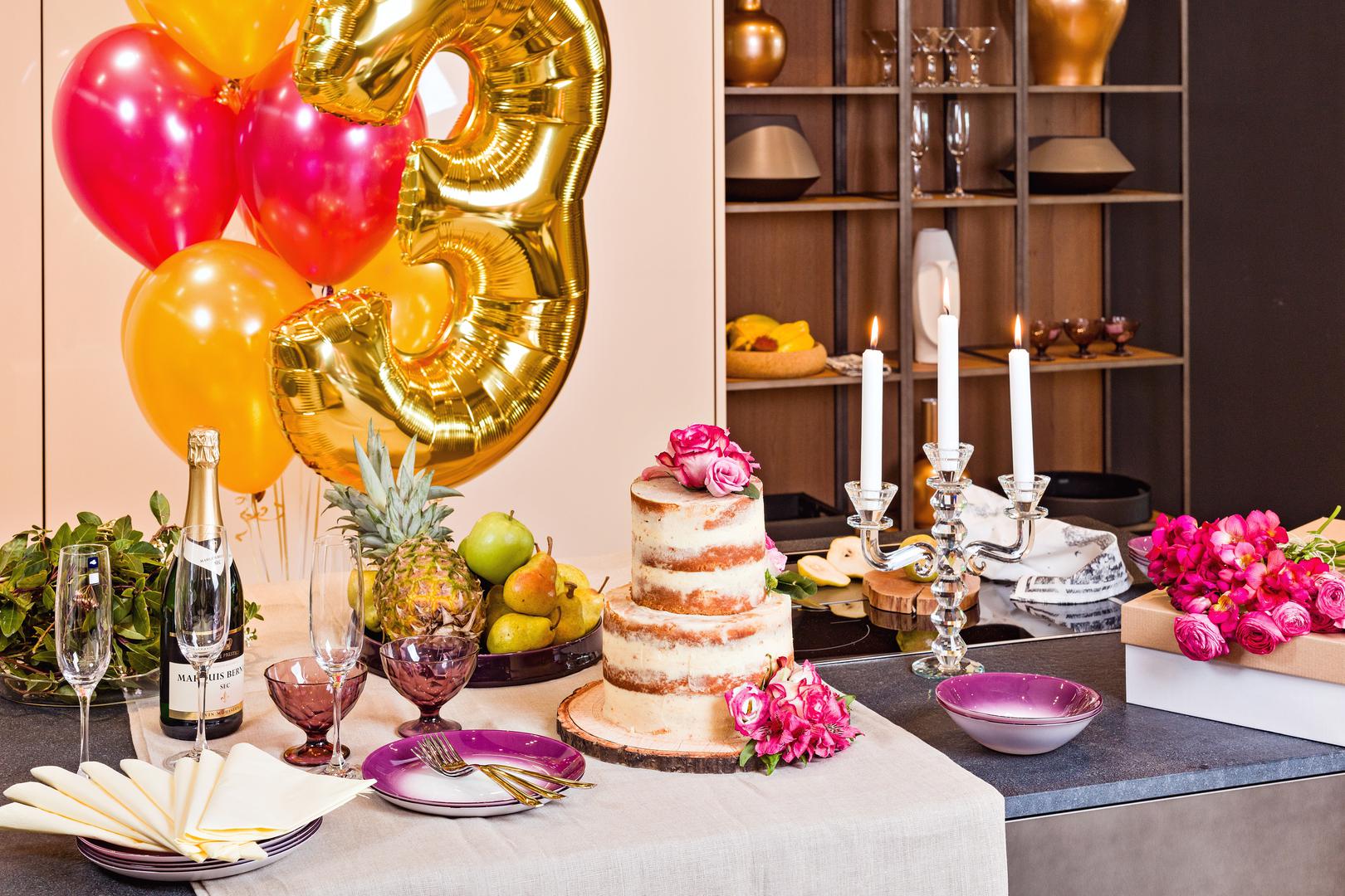 Kuhinja može biti sjajna kulisa za proslavu . sve što vam treba dobra je torta, par dekoracija i naravno - baloni!
