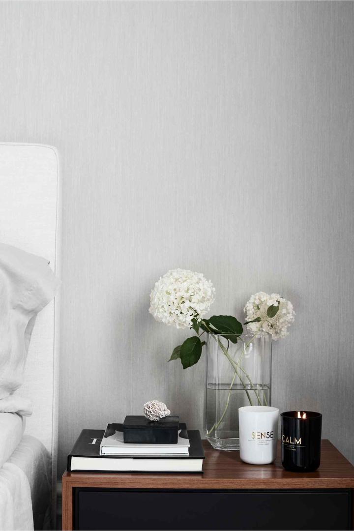 I u spavaćoj sobi možete stvoriti blagdansku atmosferu, uz omiljenu mirsinu svijeću. H&M Home, 40 kn