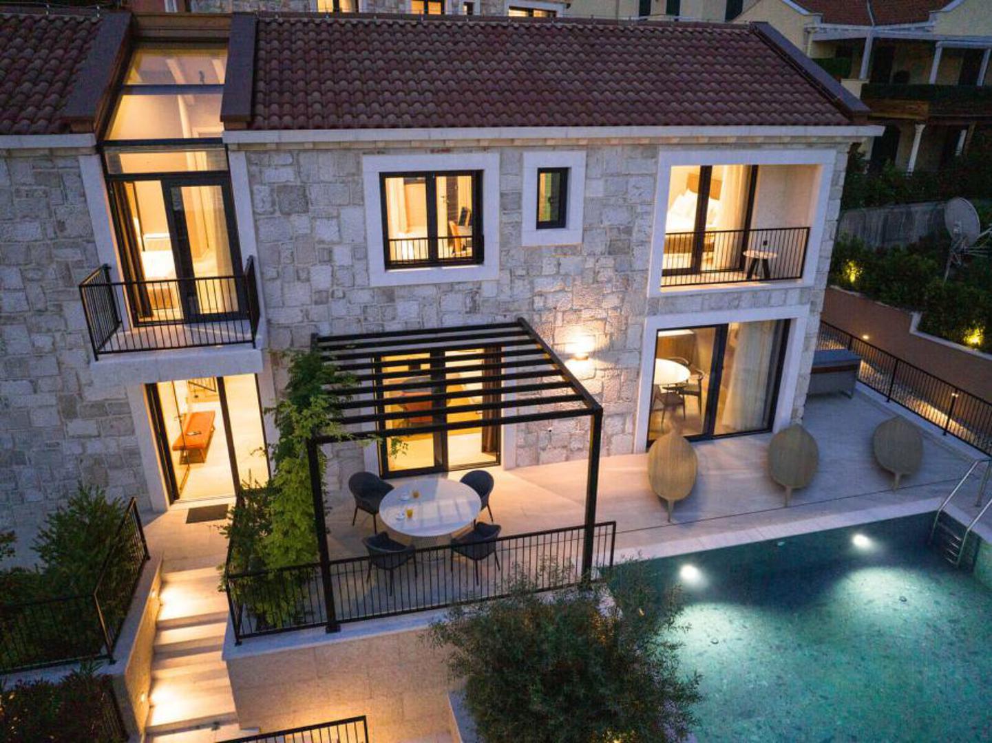Ljepotica na moru ima novog sretnog vlasnika. Vila je novogradanja s bazenom i jako luksuznim interijerom. Prodavala se za dva milijuna eura, a oglašavala ju je agencija  Luva Real Estate
