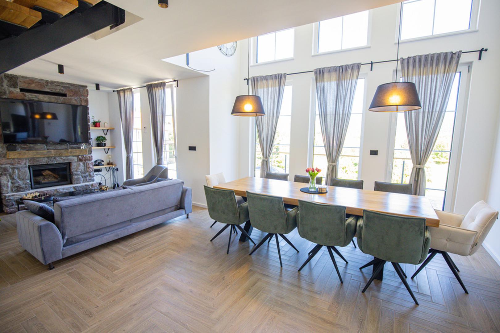 Smještaj je organiziran na dvije etaže i prilagođen je za boravak osam osoba. 