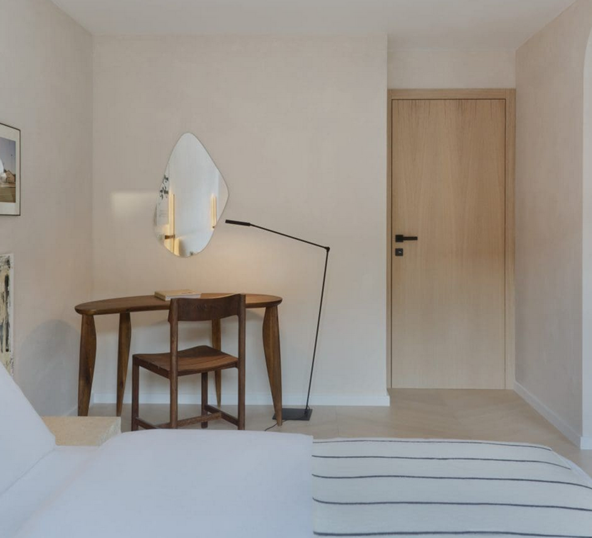 Arhitekt je jako puno pažnje posvetio rasvjeti koja igra bitnu ulogu u ovom prostoru