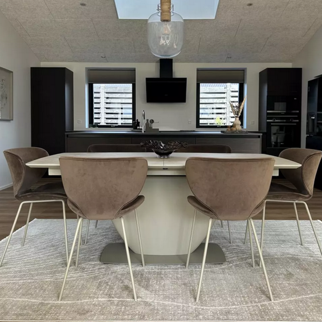 Metalni detalji igraju važnu ulogu - cijelom prostoru daju dozu glamura