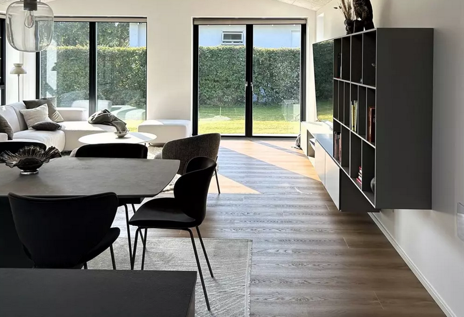 Velika dnevna zona otvara se prema vanjskom prostoru, točnije dvorištu s kojim se lako, otvaranjem velikih staklenih površina, stapa u jedno